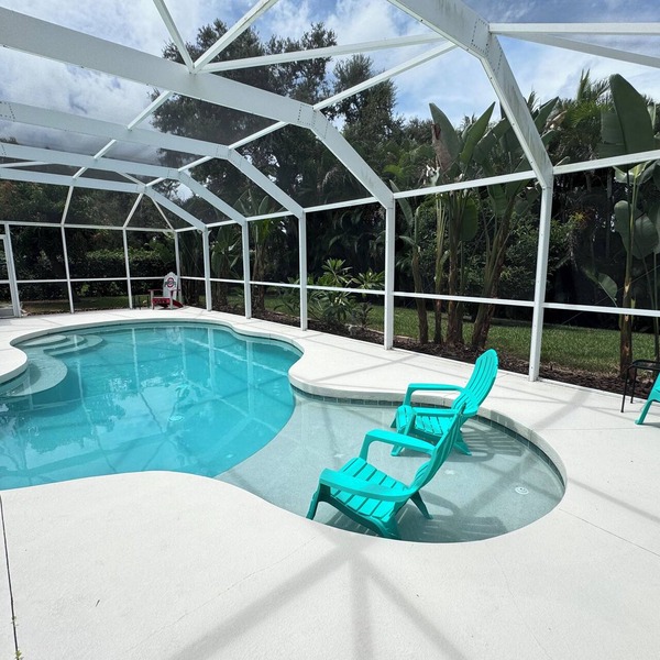 Charming 3BR/2BA Venice center located, screened/heated pool