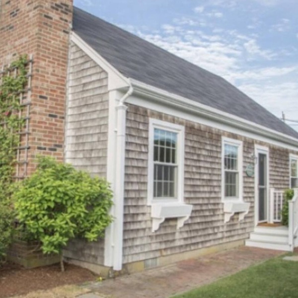 Charming 4-bedroom and 2 Full Bath cottage in Brant Point location with WiFi, AC