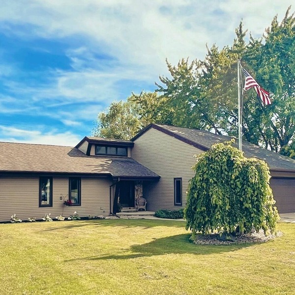 Charming 4-bedroom house located on Deer Run Golf Course. Perfect location!