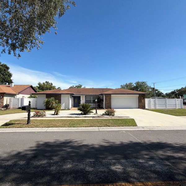 Charming 4-bedroom house with WiFi and AC in Seffner