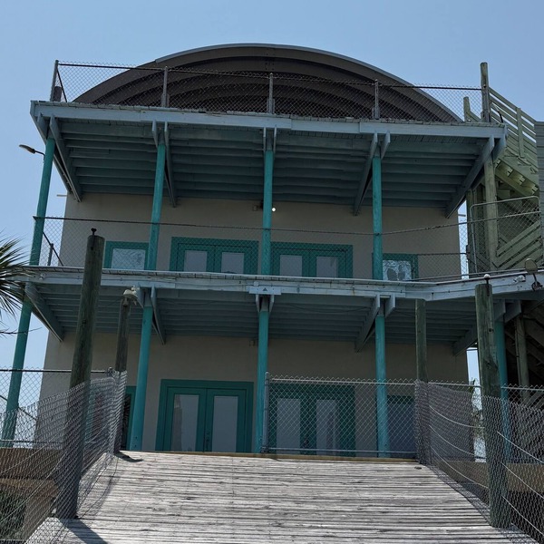 Charming 4-bedroom house close to Dauphin Island white sandy beaches