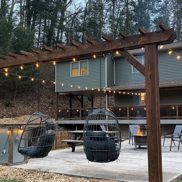 Charming 5-bedroom cabin with Hot tub + Pickle-ball court