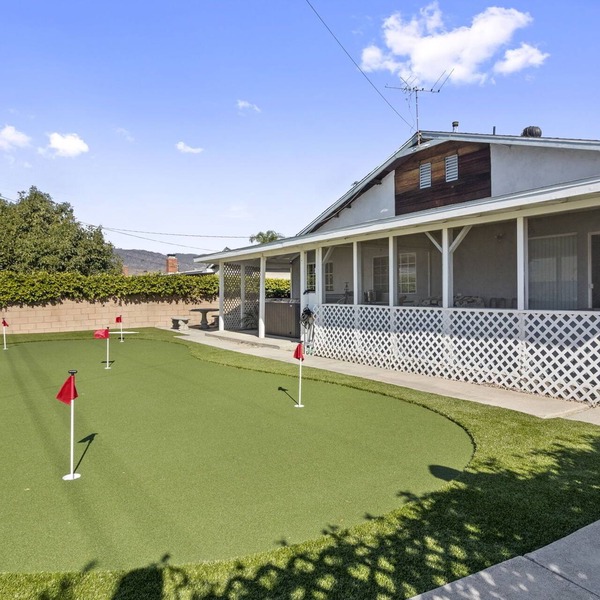 Charming 5 bedroom with a putting green
