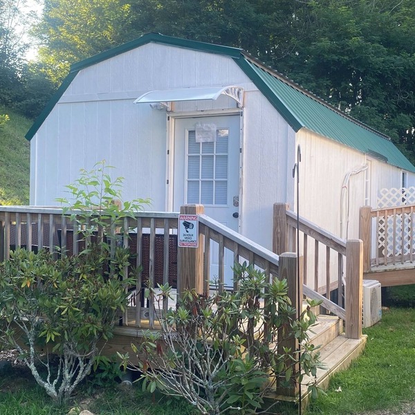 Charming accessory unit/studio/tiny home located on family Christmas Tree Farm