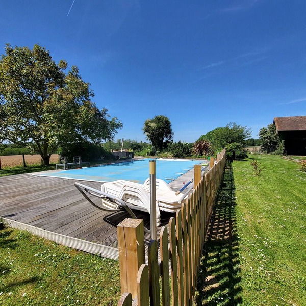 Charming accommodation with swimming pool in a beautiful Landaise village