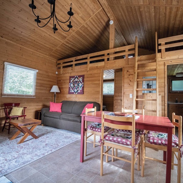 Charming, affordable cabin - steps from the beach!