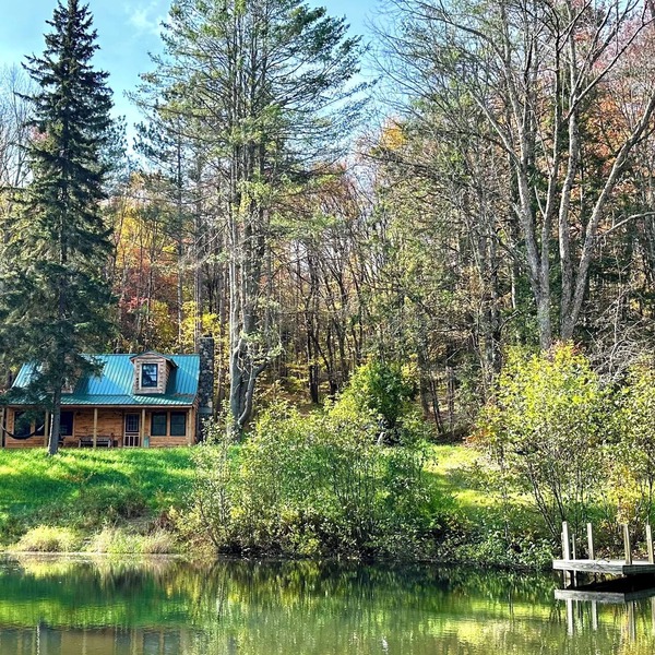 Charming and rustic 3-bedroom cabin just minutes from Cooperstown
