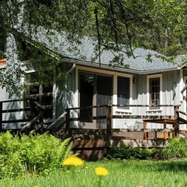 Charming and secluded 2-bedroom cottage in the Catskills with WiFi and AC