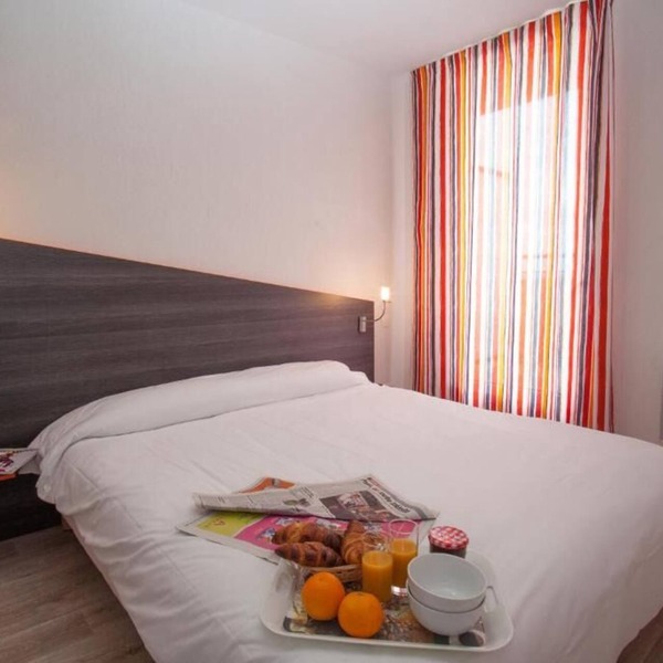 Charming Apartment w/Kitchen Steps from Vibrant Market & Metro