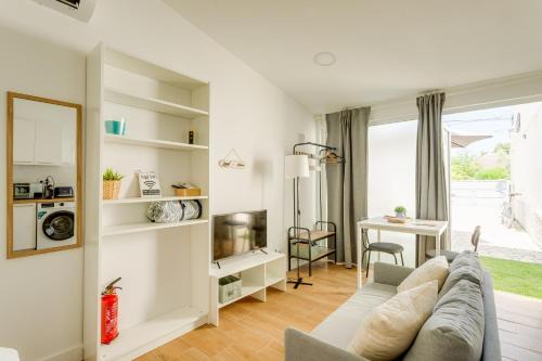 Charming Aroeira Beach Studio