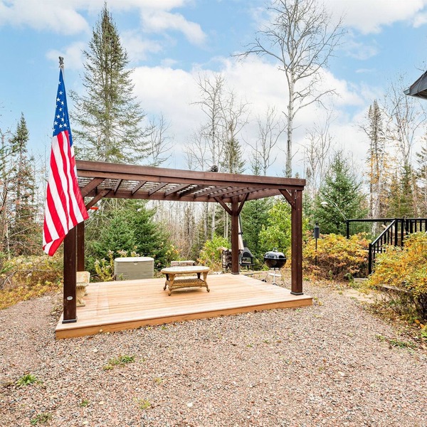 Charming Artistic Getaway! Fireplace, Arcade,Trail