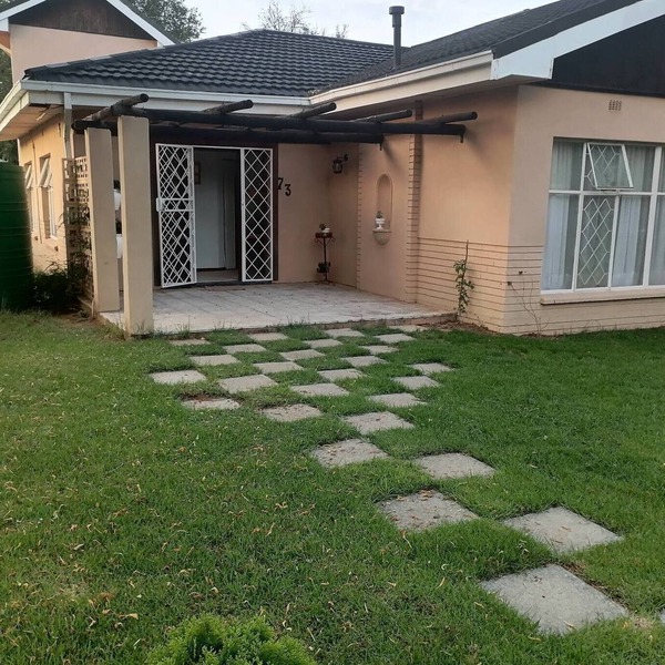 Charming B&B Retreat in Viljoenskroon with Private Entrance