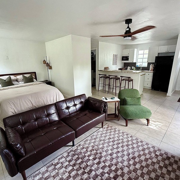 Charming backyard cottage in Ft Lauderdale w/backyard BBQ and fire pit