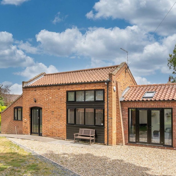 Charming barn conversion with garden, 2 dogs welcome, near beaches