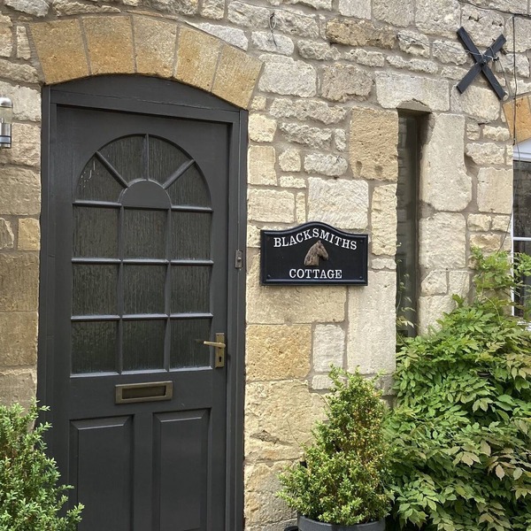 Charming Barn Cottage in the Cotswolds. Sleeps 6 with 3 bedrooms and 2 bathrooms