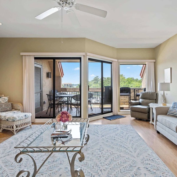 Charming bay view villa with pool, washer/dryer, balcony, TV, & full kitchen