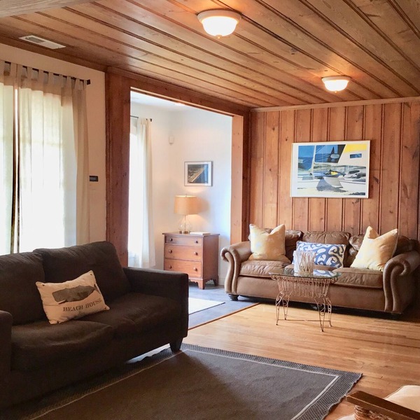 Charming Beach Cottage Only 100 yds from the beach