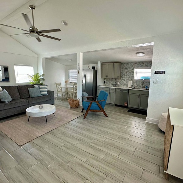 Charming Beach Cottage just steps away from Beautiful Clearwater Beach!