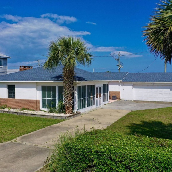 Charming Beach Cottage, Less than 1 Block to Beach, Kure Pier + Food, Dog Friendly