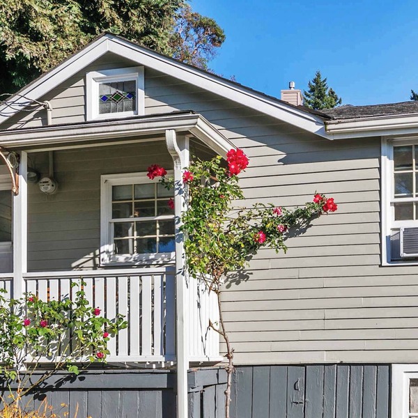 Charming Beach Cottage w/Ocean Views & Sauna!