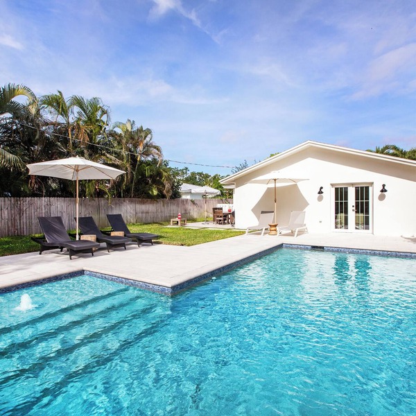 Charming Beach Cottage with private pool! One mile to stunning Horizon Beach!