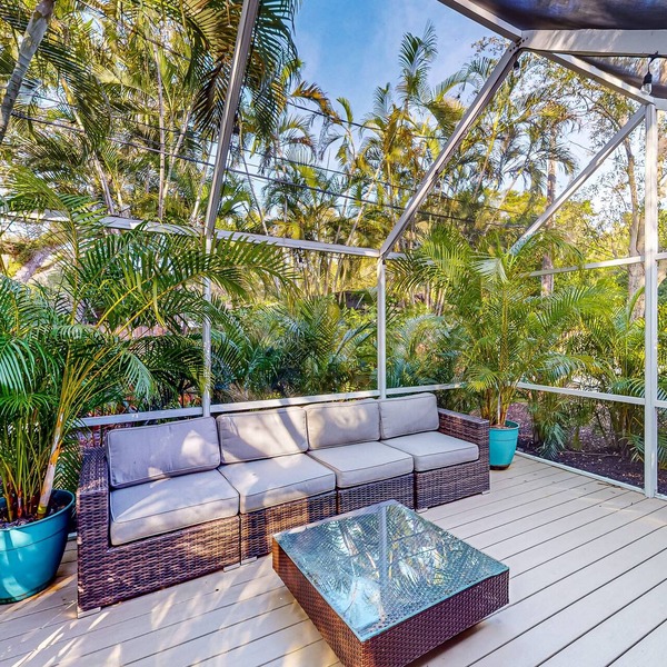 Charming beach retreat 1 block from Las Olas with dog-friendly yard & lanai