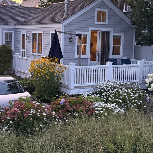 Charming Beachfront 1 Bedroom, 1 Bath Cottage – Near West End. Stunning Views!