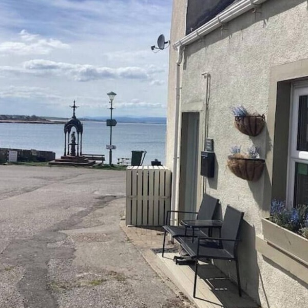 Charming Beachside Fisherman’s Cottage Near Royal Dornoch – Dog Friendly