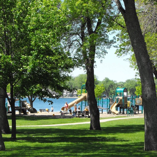 Charming bead-board Cottage in Historic Excelsior on Lake Minnetonka