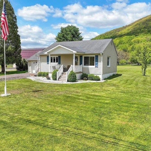 Charming Bed & Breakfast Cottage in the Mountains