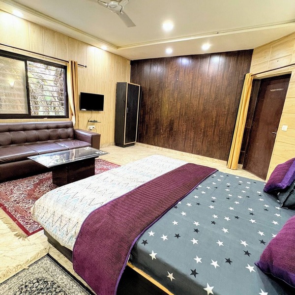 Charming bed & breakfast in brilliant Agra with WiFi, AC