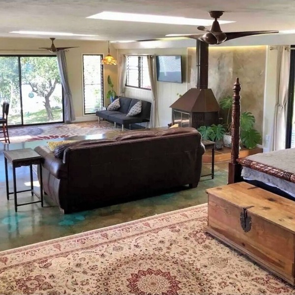 Charming bed & breakfast on the slopes of Haleakala with AC, WiFi.