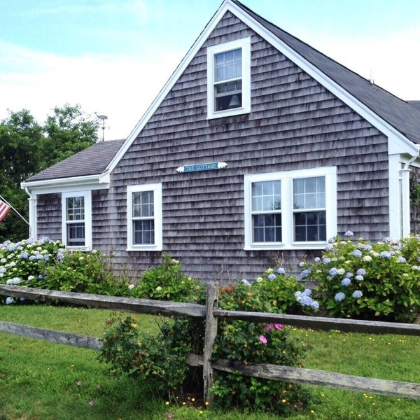 Charming Brant Point Cottage! Sleeps 6. No car needed, walk to beach and town!