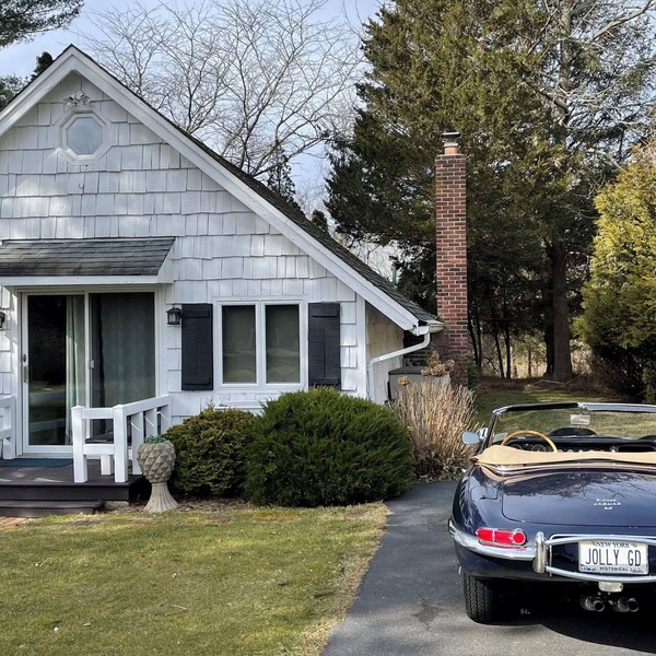 Charming Bridgehampton cottage on 4.5 acre Estate. 2BR, 1BA
