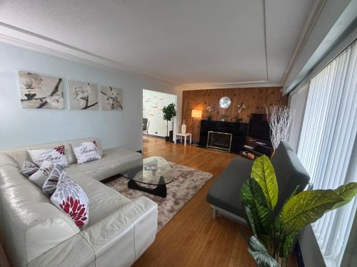Charming Bright 3BR House - Upper Level Suite