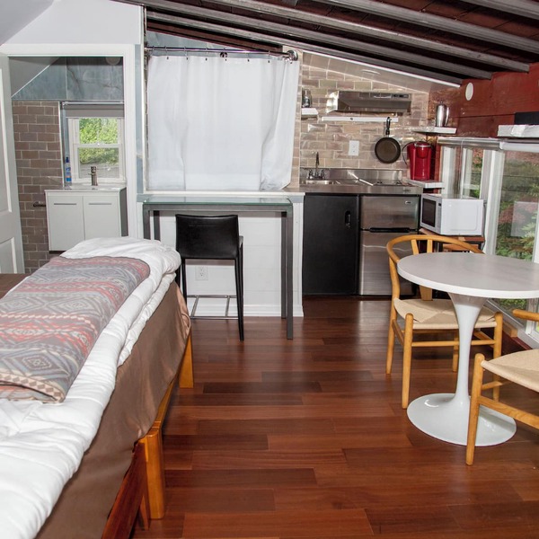 Charming bungalow with AC and WiFi in fantastic Cold Spring Harbor.