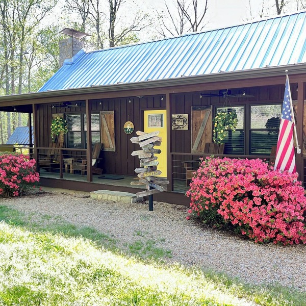 Charming Cabin + Hot Tub ~ Lake James & Linville Gorge ~ Pet-Friendly + Wi-Fi!