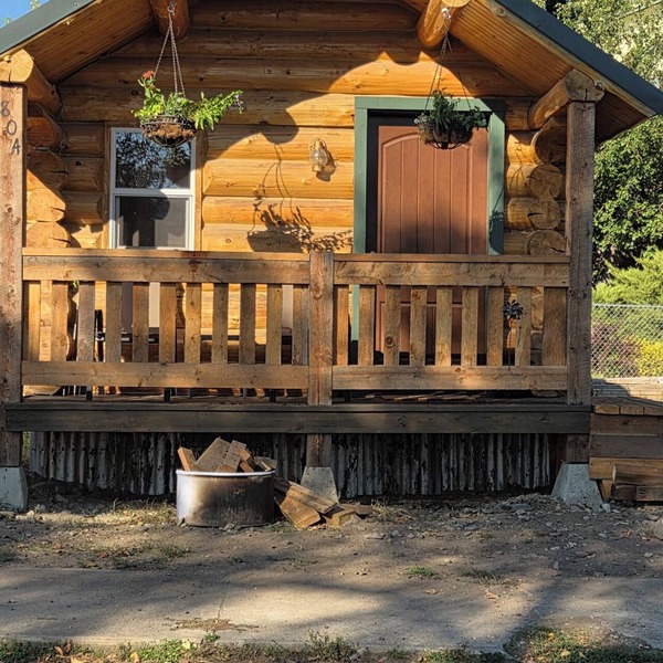 Charming cabin in delightful Thompson Falls with AC