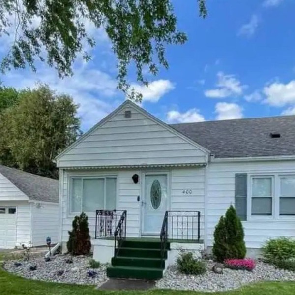 Charming cape cod close to it all!