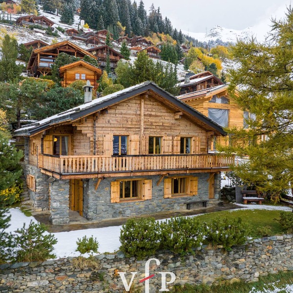 Charming chalet located in Patier, with a south facing terrace offering wonderful views.*Ups