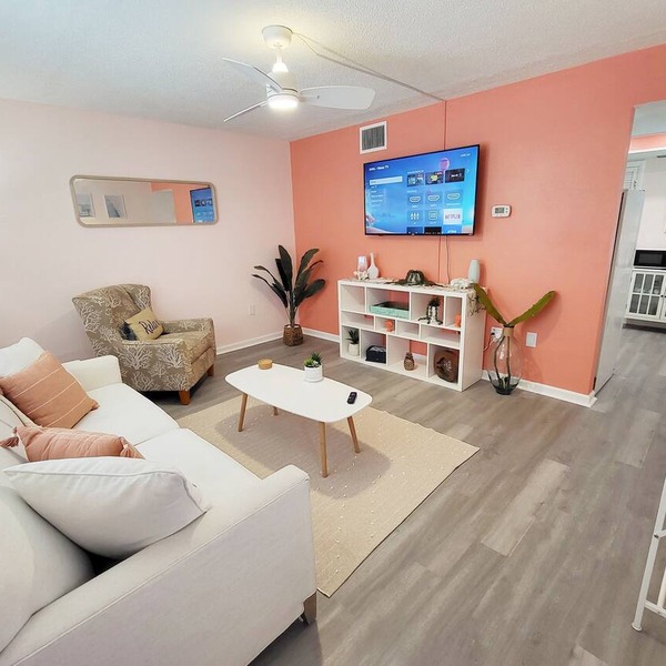 Charming Chic Getaway - 2 min. Walk to Beach, Restaurants, & Shops