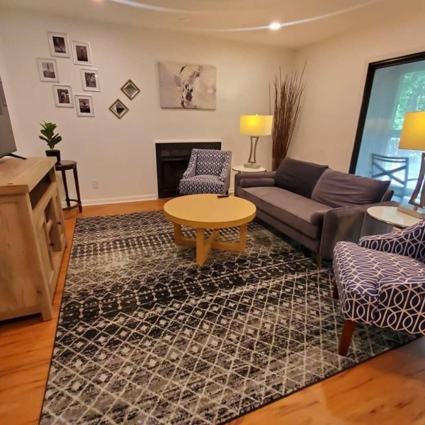 Charming Condo amongst trees Close to Everything