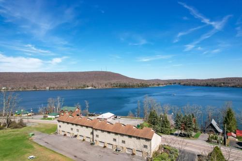 Charming Condo Lake Views Walk to Restaurants