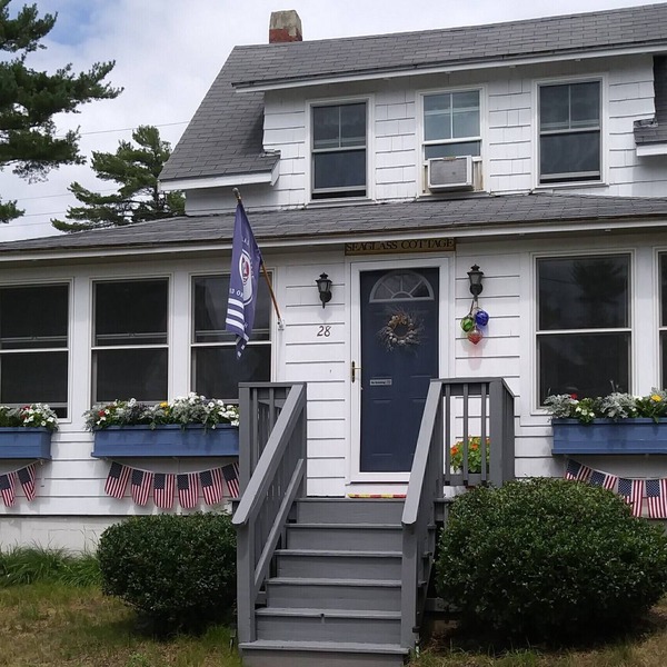 Charming Cottage 5 min walk to beach & 8 min. walk to The Pier !