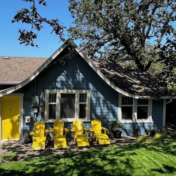 Charming Cottage Centrally Located Business Licence #28949