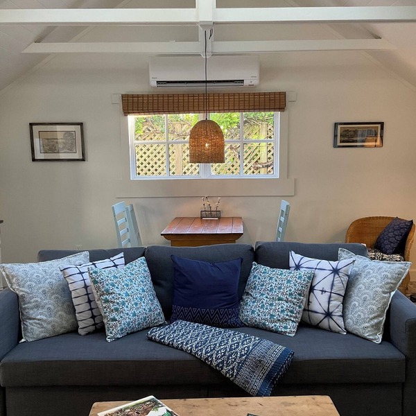 Charming Cottage hidden in town!