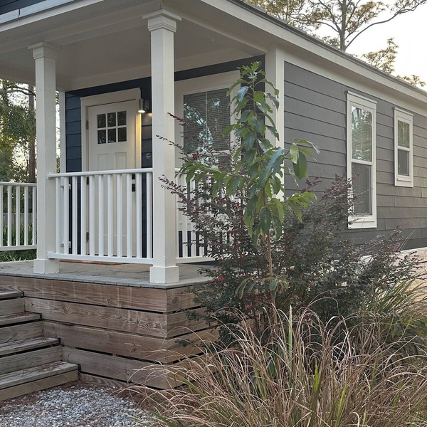 Charming cottage in Freeport near the beaches. Enjoy your stay