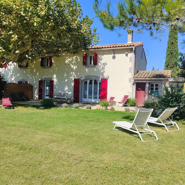 Charming cottage in the countryside between St Rémy de Provence and Avignon