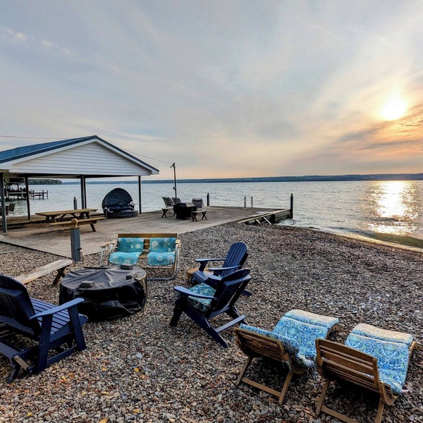 Charming Cottage LITERALLY on Lake -Pet Friendly with Guest Cottage