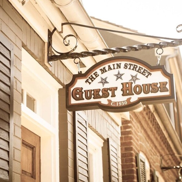 Charming Cottage on Main St. in Historic St. Charles! Jetted Tub, 2 Fireplaces!